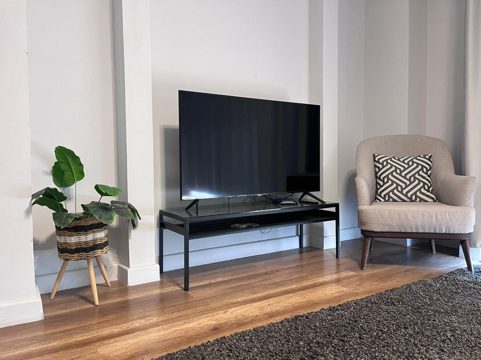 Luxury With Garden Apartment *